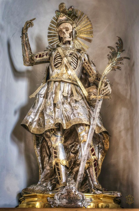 In Wil in Zwitserland staat dit lugubere beeld van de Heilige Sint Pancratius